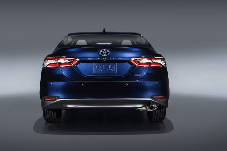 Nội thất Camry 2021 được trang bị màn hình giải trí kích thước 7 và 9 inch tích hợp Amazon Alexa, Android Auto và Apple CarPlay. Giống như của Toyota RAV4 thế hệ mới, màn hình kết hợp điều kiển âm thanh và định vị. Trang bị 9 loa JBL 800 watt trên phiên bản cao cấp. Ở phiên bản hàng đầu XLE và XSE, Camry 2021 có màn hình hiển thị trên kính lái Head-Up Display (HUD) màu 10 inch.