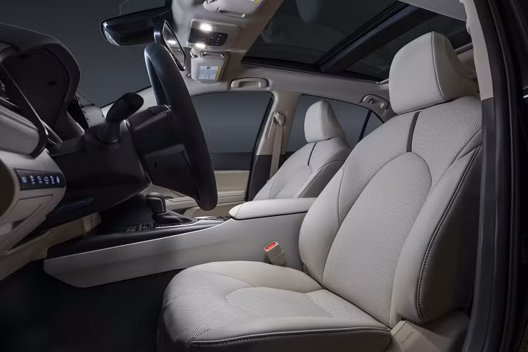 Các phiên bản và động cơ của Toyota Camry 2021: 3 phiên bản máy V6: XLE, XSE và TRD; 5 phiên bản máy 4cyl 2.5L; cầu trước (FWD): LE, XLE, SE, SE Nightshade, XSE; 5 phiên bản máy 4cyl 2.5L; dẫn động bốn bánh (AWD): LE, XLE, SE, SE Nightshade, XSE. 4 phiên bản máy 4cyl 2.5L Hybrid: LE, XLE, SE, XSE (mới). Cụ thể, phiên bản động cơ 4cyl dung tích 2.5L Dynamic Force tiêu chuẩn sẽ công suất 203 mã lực và mô-men xoắn cực đại 250Nm; và hiệu suất cao hơn 206 mã lực và và mô-men xoắn cực đại 252Nm trên phiên bản XSE. 