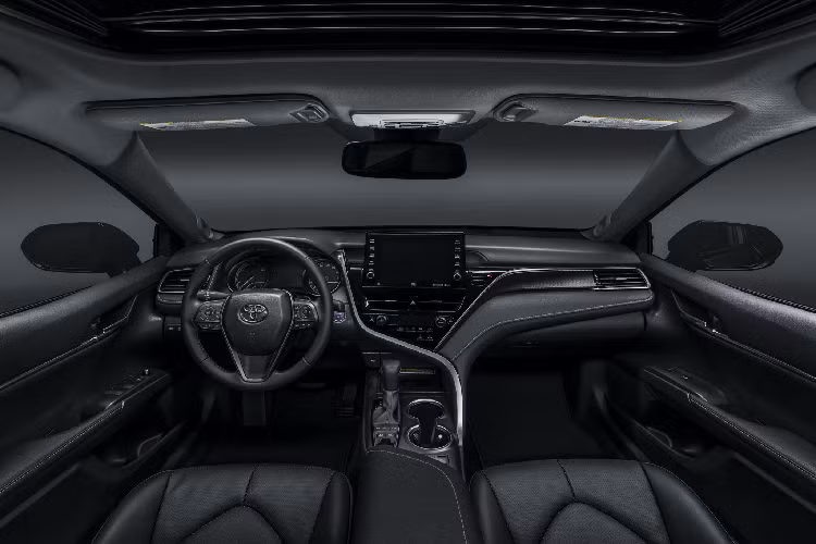 Đáng chú ý, gói trang bị an toàn Safety Sense 2.5+ mới là tiêu chuẩn trên Camry 2021 bao gồm: hệ thống cảnh báo và can thiệp trước va chạm (Pre-collision System) với tính năng phát hiện người đi bộ, và có thể phát hiện cả phương tiện ở phía trước, thậm chí là nhận diện người đi bộ trong điều kiện ánh sáng yếu.