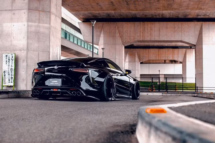 Như thường lệ, chiếc Lexus LC500 lết đất này được trang bị hệ thống treo AirRex giúp gầm xe có thể hạ xuống / nâng lên dễ dàng chỉ bằng một nút bấm. Đây là yếu tố đặc trưng của các gói độ thân rộng nhà Liberty Walk.