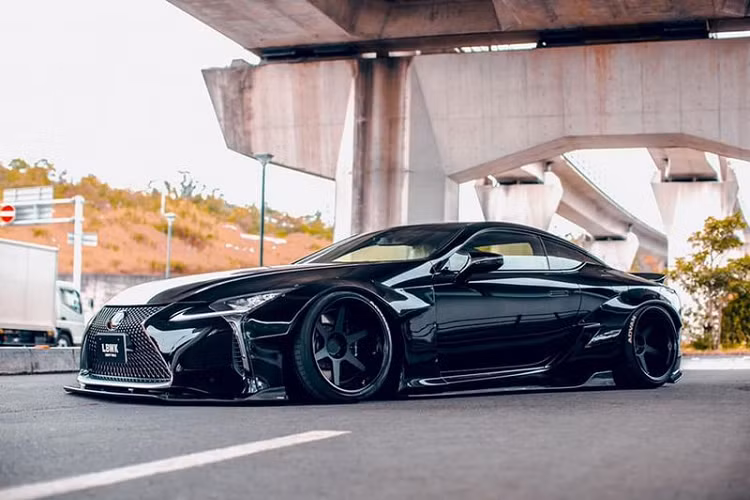 Mẫu xe sang Lexus LC500 được đánh giá là một trong những chiếc xe đẹp nhất trên thị trường hiện nay về mọi mặt, từ các tỷ lệ thân xe cho đến các chi tiết phức tạp hơn.