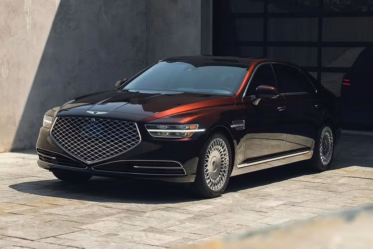 Genesis G90 có giá dễ chịu hơn nhiều so với các đối thủ Audi A8, BMW 7-Series và Mercedes-Benz S-Class có giá khởi điểm lần lượt là 86.195USD (tương đương khoảng 2 tỷ đồng), 87.445 USD (khoảng 2,023 tỷ đồng) và 95.245 USD (khoảng 2,2 tỷ đồng).