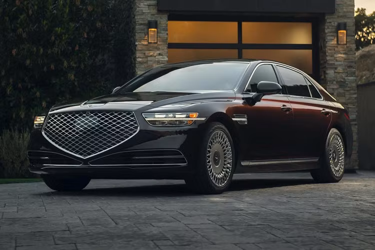 Genesis G70 3.3T và Genesis G80 Sport cho công suất 365 mã lực và 509 Nm mô men xoắn. Phiên bản này sử dụng hệ dẫn động cầu sau nhưng với nếu chi thêm 2.500 USD (58 triệu đồng), khách hàng sẽ nhận được tùy chọn hệ dẫn động 4 bánh.