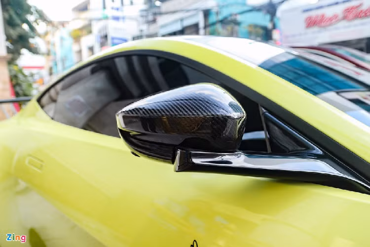 Chiếc Aston Martin Vantage về Việt Nam từ đầu năm 2019, trước cả thời điểm khai trương showroom Aston Martin tại TP.HCM. Vantage được phân phối chính hãng với mức giá gần 15 tỷ đồng. 