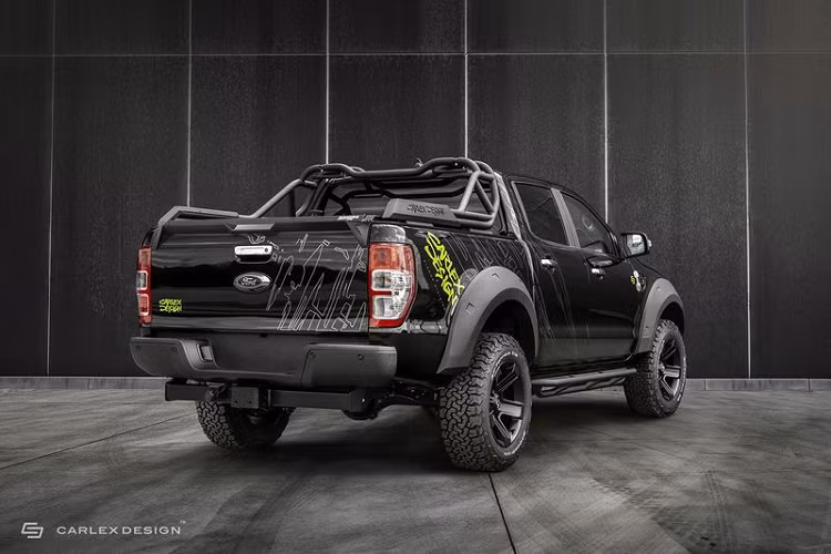 Cabin của Ford Ranger độ khủng này cũng sở hữu một loạt cải tiến từ Carlex Design, có thể kể đến như các ghế bọc da đen kết hợp Alcantara và các điểm nhấn màu bạc, chỉ khâu cũng có màu bạc tương phản. Ngoài ra, Carlex cũng tinh chỉnh vô lăng bằng da bọc mới và nới rộng đường kính vô lăng thêm một chút, đem đến cái nhìn phù hợp với chủ đề hầm hố mà hãng độ đang tạo ra cho Ranger.