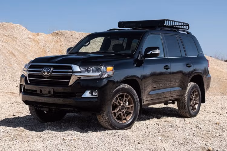 Trang Car and Driver cho biết, nguồn tin từ một đại lý Toyota khẳng định, Land Cruiser 2021 sẽ đánh dấu sự kết thúc của dòng 200-series hiện tại. Tin tốt là chiếc SUV mang tính biểu tượng của Toyota sẽ không ra đi mãi mãi, mà là khai tử để thế hệ mới ra mắt. Nguồn tin cho biết: “ Toyota Land Cruiser thế hệ mới sẽ ra mắt vào năm 2022, hiện đại và sang trọng hơn”.
