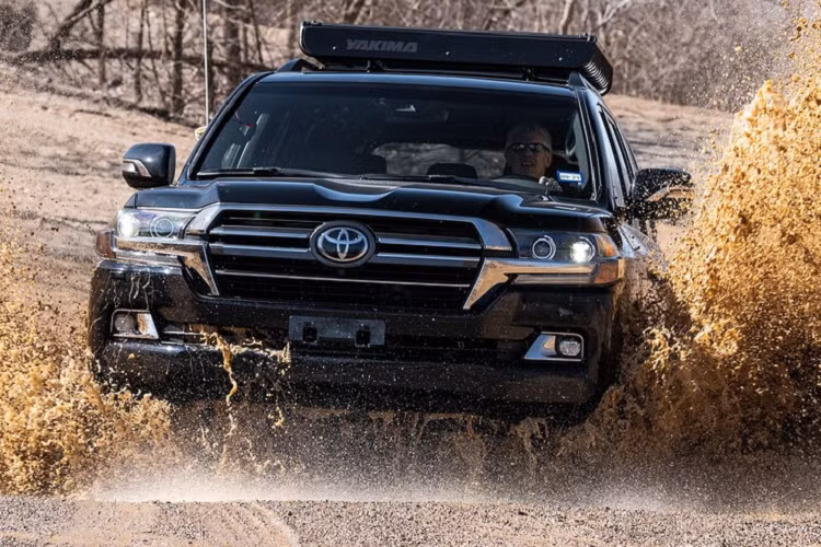 Nên nhớ rằng, những mẫu xe mang tính biểu tượng như Land Cruiser không nhất thiết phải theo đuổi chuyện doanh số mà thay vào đó phải đóng vai trò là mẫu xe khẳng định hình ảnh, khí chất hay giá trị cốt lõi của các nhà sản xuất ô tô. Giống như cách Mercedes đang làm với G-Class, Land Rover với Defender, Mitsubishi với Pajero,...