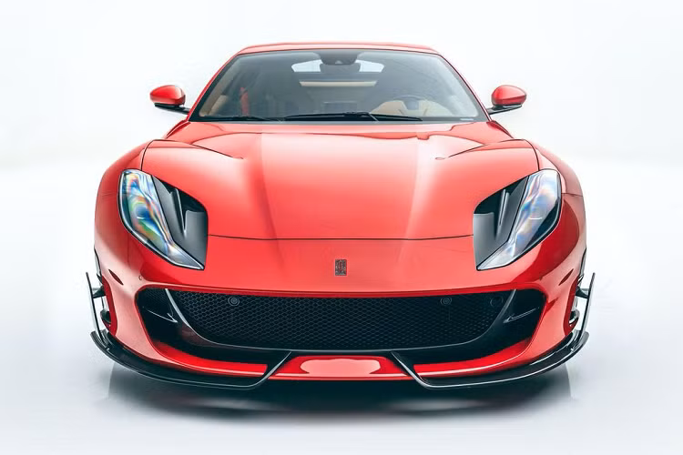 Nhìn vào phía trước, phiên bản Ferrari 812 độ Mansory này đã được bổ sung thêm một bộ cản chia đôi bằng sợi carbon, song song với bộ chia gió với thiết kế ôm trọn lưới tản nhiệt. Ngoài hai vây chia gió đặt dọc ở mỗi bên của bộ cản, Mansory còn bố trí các khe dẫn gió đặt phía sau trục bánh trước giúp tăng tính khí động học của chiếc Ferrari.