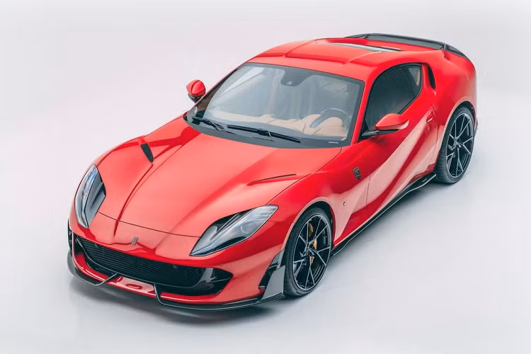 Trong lần nâng cấp này, Mansory gây bất ngờ khi mang tới những trang bị khá nhẹ nhàng để “thuần hóa” siêu ngựa nước Ý. Với tên gọi “812 Softkit”, gói trang bị này bổ sung một số các chi tiết bằng sợi carbon, tạo nên vẻ đẹp dữ dằn vừa đủ cho siêu xe Ferrari 812 Superfast.