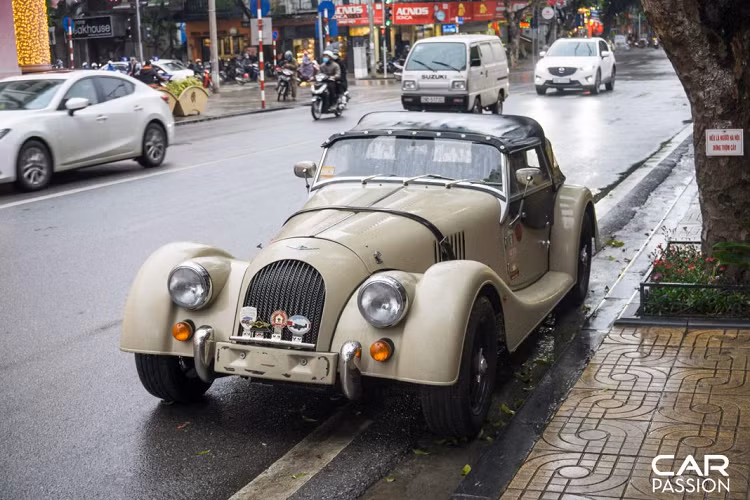 Hiện vẫn chưa rõ giá xe Morgan Plus 4 tại Việt Nam chưa có thông tin cụ thể. Trong khi đó tại thị trường Anh Quốc, một chiếc Morgan Plus 4 đời mới nhất có giá khoảng 44.000 bảng Anh tương đương 57.480 USD. Với một phiên bản khác là dòng Roadster, mức giá tiêu chuẩn là 55.000 bảng Anh tương đương 72.000 USD.