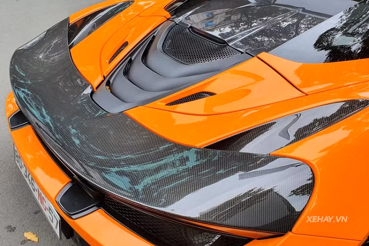Cùng sở hữu màu cam nổi bật nhưng chiếc 720S Spider Ventura Orange thứ hai Việt Nam lại độc đáo hơn chiếc đầu tiên với cánh gió làm hoàn toàn bằng sợi carbon phía sau. Xe được trang bị mâm xe hình cánh hoa sơn đen kết hợp với cùm phanh màu cam tông xuyệt tông màu ngoại thất.