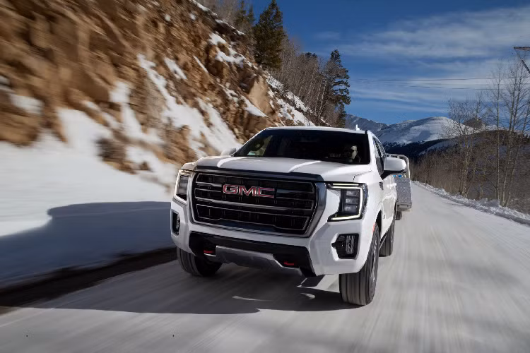 Tương tự Chevy, GMC cũng cung cấp rất nhiều màn hình trên Yukon thế hệ mới, bao gồm màn hình cảm ứng trung tâm 10 inch, hỗ trợ lái 8 inch, HUD 15 inch và cặp màn hình 12,6 inch phía sau.