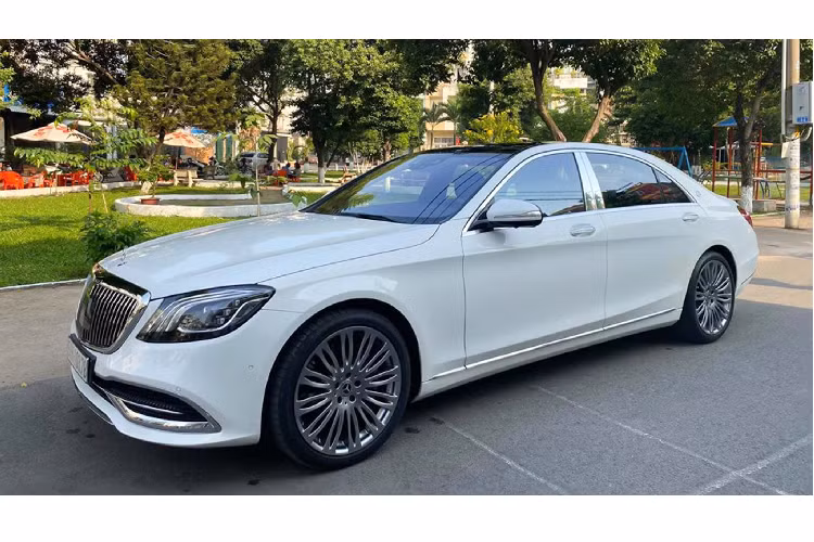 Chiếc xe sang Mercedes-Benz S 450L đang tìm chủ nhân mới là S-Class facelift đời 2018 (W222), xe được chủ nhân đăng ký lần đầu vào tháng 12/2018 và hiện đã lăn bánh được 6,4 dặm (khoảng 10.299 km).