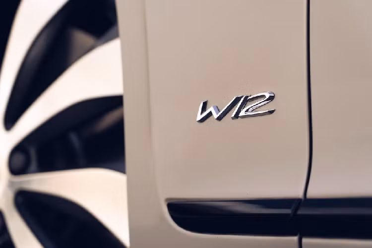 Một loạt các trang bị hiện đại trên Flying Spur có thể kể tới như hệ dẫn động AWD, hệ thống đánh lái cầu sau, hệ thống chống lắc khi di chuyển 48 volt, lò xo không khí 3 buồng, màn hình hiển thị HUD và cuối cùng là camera hồng ngoại mang lại tầm nhìn ban đêm. Trong khi thiết kế ngoại thất được đánh giá là đủ để mang tới sự khác biệt so với mẫu Continental GT, khoang nội thất bên trong cũng sang trọng từ mọi góc nhìn, từ lớp hoàn thiện bọc da hay các ốp gỗ veneer.