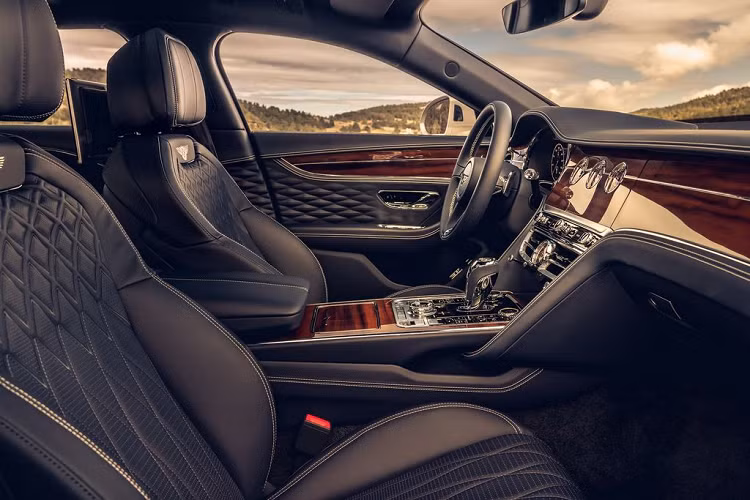 Giờ đây, sau nhiều thời gian “nhẫn nhịn”, Bentley đã cho ra mắt thế hệ tiếp nối hoàn toàn mới của mẫu xe sang Flying Spur với nhiều đột phá so với thế hệ trước. Và người kế vị “không chính thức” của mẫu Mulsanne này được hoàn thiện thủ công với chất liệu carbon, với sự tỉ mỉ, chú ý tối đa tới từng chi tiết hay một danh sách dài các tính năng – trang bị.