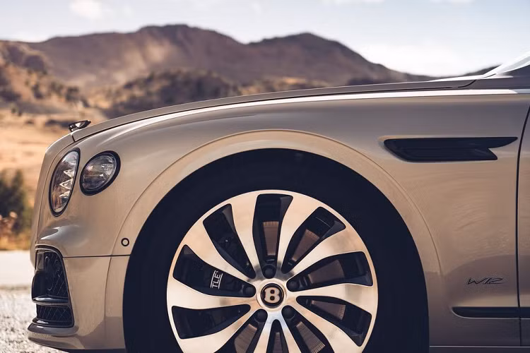 Giá xe Bentley Flying Spur 2020 từ 180.400-euro tại Đức (tương đương 4,6 tỷ đồng) và 214.600 USD tại Mỹ (gần 5 tỷ đồng), Flying Spur thậm chí còn hoàn mỹ hơn với những trang bị trên phiên bản Mulliner.