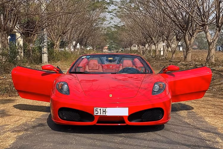 Chiếc siêu xe mui trần Ferrari F430 Spider mới cùng một ông chủ showroom siêu xe nổi tiếng tại Sài thành lên Đà Lạt từng có nhiều năm phủ bụi. Lý do là chiếc xe này nằm trong lô hàng của Dũng "mặt sắt" đã bị cảnh sát tịch thu và niêm phong vào 3 năm trước.