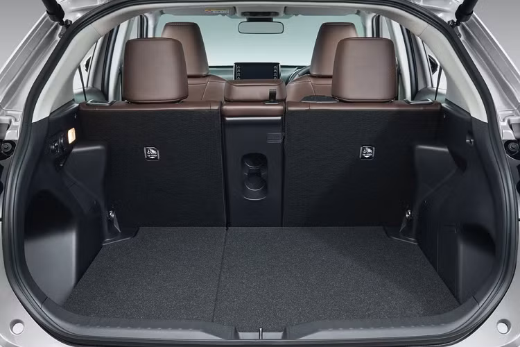 Toyota Yaris Cross được phát triển từ nền tảng TNGA-B của Yaris. Yaris Cross có kích thước 4.180 x 1.765 x 1.560 (mm), chiều dài cơ sở đạt 2.560 mm. Tổng thể, Yaris Cross có diện mạo hầm hố, thừa hưởng từ đàn anh RAV4. Yaris Cross có những đường nét vuông vức khắp thân xe