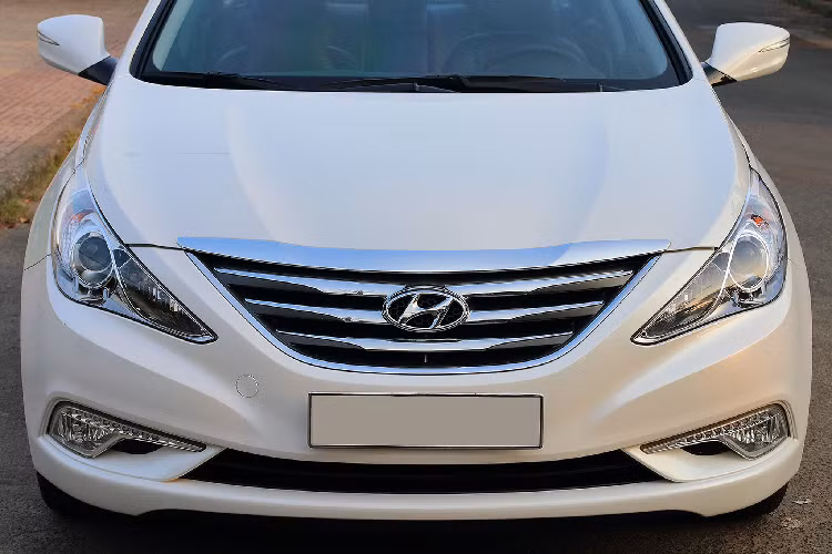 Bên cạnh thiết kế, Sonata facelift còn hấp dẫn khách hàng ở options “đồ chơi”, xe được trang bị nội thất bọc da, ghế tài và ghế phụ chỉnh điện, đặc biệt ghế tài chỉnh điện 10 hướng + nhớ 2 vị trí ghế như xe sang, hệ thống giải trí gồm màn hình LCD 4.3” nhỏ cảm ứng tích hợp camera lùi, hỗ trợ kết nối bluetooth, USB, AUX Line in, đầu CD, đề nổ Start/Stop, 08 loa kèm Ampli rời,...