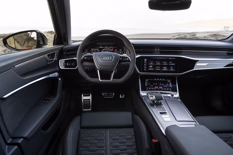 Không chỉ có vậy, Audi còn cung cấp thêm 2 gói nâng cấp hiệu năng là Dynamic và Dynamic Plus, nới rộng giới hạn tốc độ tối đa của xe lên lần lượt 280 km/h và 305 km/h. Chúng cũng phân bổ công suất linh hoạt tùy theo chế độ lái: Comfort, Auto, Dynamic, Efficiency, RS1 và RS2 – tất cả đều có thể được lựa chọn thông qua vô lăng.