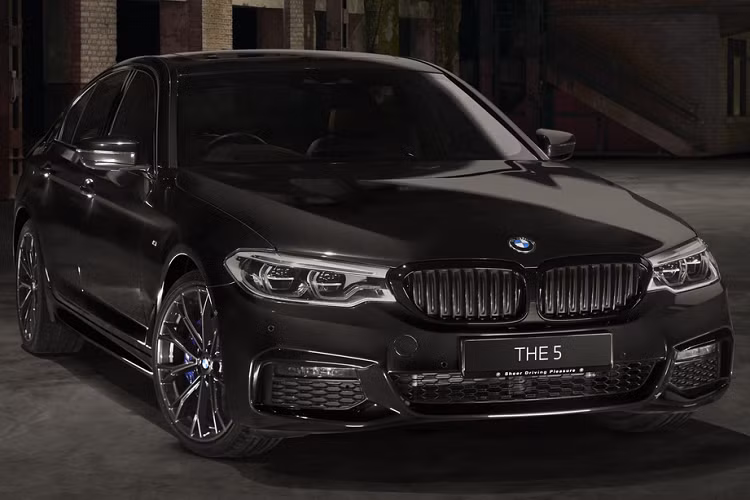 BMW 530i M Sport Dark Shadow Edition được trang bị động cơ xăng tăng áp 2.0L, 4 xy-lanh, sản sinh công suất 252 mã lực tại 5.200-6.500 vòng/phút và mô-men xoắn cực đại 350 Nm tại 1.450-4.800 vòng/phút. Xe được trang bị hộp số tự động 8 cấp.
