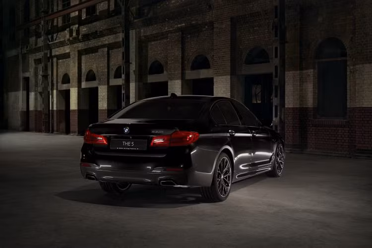 Giá xe BMW 530i M Sport Dark Shadown Edition được bán tại Malaysia với mức 96.999 USD, đắt hơn 530i M Sport 2.469 USD. Xe sẽ được bán trực tuyến từ ngày 4/1/2021, khách hàng cũng có thể đến xem xe tại các đại lý từ tháng 1/2021.