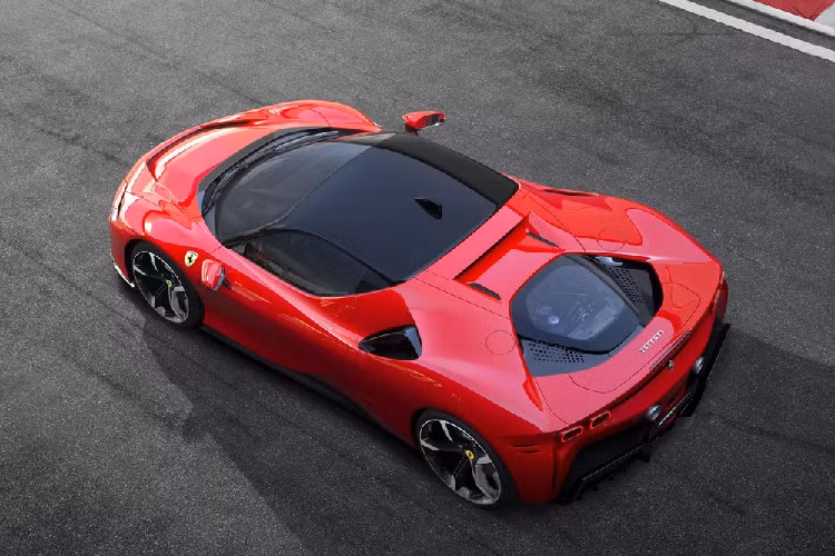Siêu phẩm Ferrari SF90 Stradale ra mắt Thái Lan được trang bị động cơ xăng V8, tăng áp, dung tích 4.0 lít, sản sinh công suất tối đa 769 mã lực và mô-men xoắn cực đại 800 Nm. Động cơ này kết hợp với hệ thống hybrid bao gồm 3 mô-tơ điện. Trong đó, 1 mô-tơ điện nằm kẹp giữa động cơ V8 và hộp số tự động ly hợp kép 8 cấp mới. 2 mô-tơ điện còn lại được đặt trên cầu trước của Ferrari SF90 Stradale.