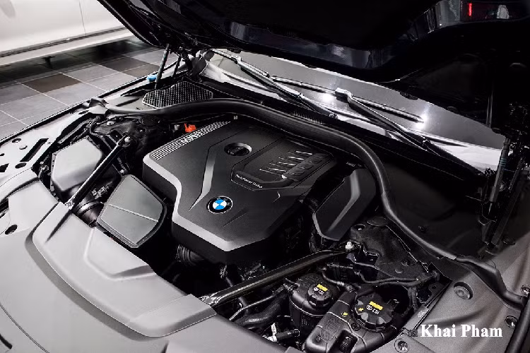 BMW 730Li Pure Excellence 2020 dù rẻ hơn bản cao cấp nhất đến hơn 1 tỷ đồng nhưng vẫn mang đến cho người dùng Việt khoang cabin sang trọng với những vật liệu cao cấp hàng đầu hiện nay. Dòng BMW 7-Series nói chung và 730 nói riêng đều được trang bị hệ thống đèn viền LED nội thất có thể điều