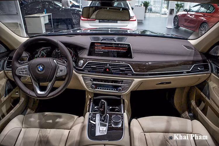 Theo công bố của nhà sản xuất, BMW 730Li Pure Excellence 2020 là chiếc sedan hạng sang cỡ lớn có kích thước tốt nhất phân khúc nhờ được tăng 23 mm so với "người tiền nhiệm". Hiện nay, biến thể tầm trung của dòng 7-Series có chiều Dài x Rộng x Cao lần lượt đạt 5.260 x 1.902 x 1.479 (mm), chiều dài cơ sở đạt 3.210 mm.
