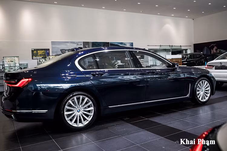 BMW 730Li 2020 sử dụng động cơ xăng Bi-Turbo, 4 xy-lanh, dung tích 2.0L cho công suất tối đa 265 mã lực và mô-men xoắn 400 Nm. Cỗ máy trên sẽ kết hợp với hộp số tự động 8 cấp và hệ dẫn động cầu sau. BMW 730Li Pure Excellence 2020 được phân phối chính hãng với mức giá 4,999 tỷ đồng và là đối thủ sừng sỏ trong phân khúc sedan hạng sang cỡ lớn tại Việt Nam.