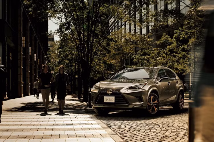 Lexus ra mat NX va UX phien ban mau “cuc doc”