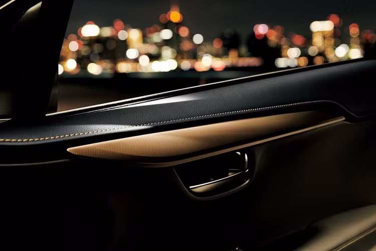 Bên cạnh lớp màu đồng sang trọng, phiên bản đặc biệt Lexus NX còn được nâng cấp với một số trang bị như cảnh báo điểm mù, cảnh báo phương tiện cắt ngang phía sau, phanh hỗ trợ dừng – đỗ, gương chỉ điện sơn đen, đèn chào mừng và cốp điện thông minh.
