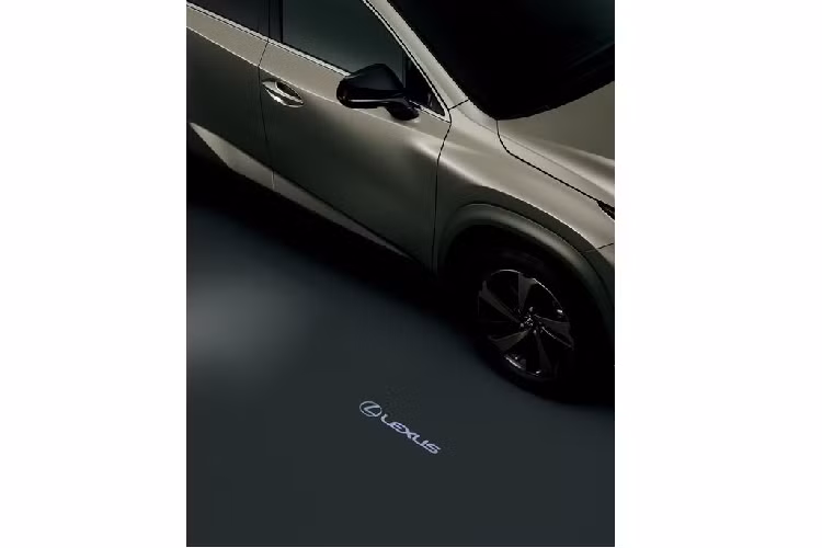 Sang tới Lexus UX Blue Edition, lớp sơn đặc biệt này có tên gọi Xanh dương Celestial với các bề mặt màu được giới thiệu đem lại hiệu ứng lấp lánh dưới ánh mặt trời.