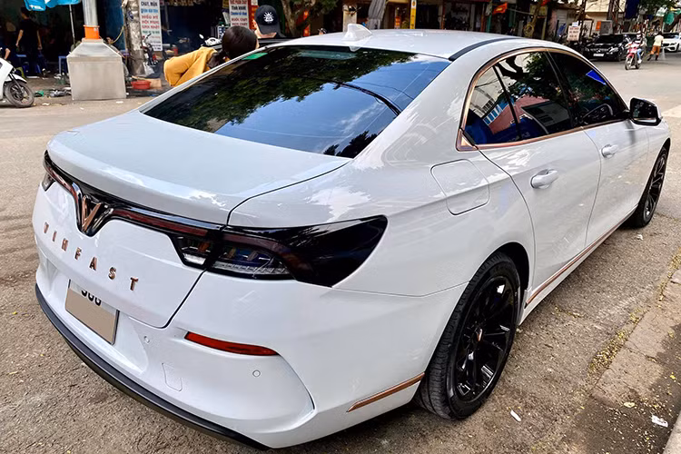 Trang bị an toàn theo xe bao gồm phanh đĩa tản nhiệt phía trước, phanh đĩa đặc phía sau, hệ thống ABS, EBD, BA, hệ thống cân bằng điện tử ESC, TCS, HSA, ROM, hỗ trợ xuống dốc trên bản cao cấp, cảm biến hỗ trợ đỗ xe trước (bản cao cấp), cảm biến hỗ trợ đỗ xe phía sau, Camera lùi thường trên bản tiêu chuẩn và 360 trên bản cao cấp. 6 túi khí.