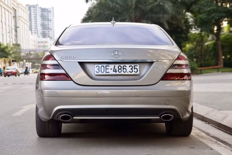 Để duy trì sự ổn định khi vận hành, chủ xe đã thay thế rất nhiều phụ tùng cho xe như: phuộc, môbin,… với giá trị gần 150 triệu đồng. Đây là những phụ tùng cần được thay thế qua 10 năm sử dụng vì nó không thể tránh khỏi tình trạng lão hóa, xuống cấp khi vận hành ở điều kiện khắt nghiệt như tại Việt Nam. Tất cả những phụ tùng này góp phần giúp chiếc sedan hoạt động trong tình trạng ổn định nhất.
