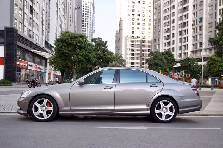 Dẫu vậy, mẫu xe sang Mercedes-Benz S-Class đang ở thế hệ thứ 6 (W222) vẫn còn giữ được phong độ cho đến ngày nay bởi thiết kế sang trọng, lịch lãm, không hề lỗi thời và hơn hết là độ an toàn cao đem đến cho chủ sở hữu những trải nghiệm mà khó có dòng xe phổ thông đời mới nào có thể mang lại được.