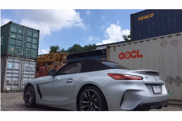 Động cơ này cho phép chiếc xe thể thao mui trần BMW Z4 M40i 2020 mới về Việt Nam tăng tốc từ vị trí xuất phát lên 100 km/h chỉ trong thời gian 4,5 giây. Ngoại hình những chiếc xe thể thao BMW Z4 thế hệ mới có thể gây hứng thú cho những ai đã quá quen mặt với các dòng BMW Z4 thế hệ cũ đang lăn bánh tại Việt Nam.