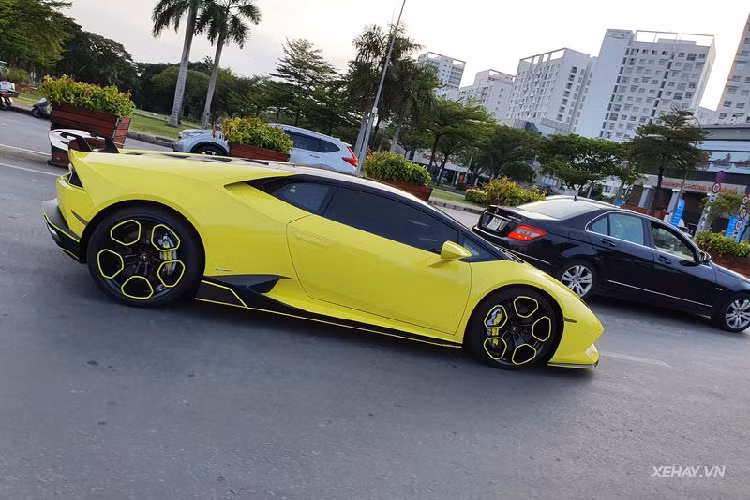 "Trái tim" của Lamborghini Huracan LP610-4 là khối động cơ hút khí tự nhiên 5,2 lít V10 phun nhiên liệu trực tiếp kết hợp công nghệ IDS, công suất 610 mã lực tại vòng tua máy 8.250 vòng/phút và mô-men xoắn cực đại 560 Nm tại 6.500 vòng/phút.