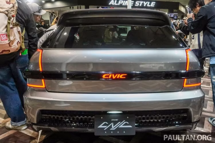 So với thiết kế đầu và sườn xe, phần đuôi xe thể thao Honda Civic Cyber Night Japan Cruiser 2020 thay đổi nhiều hơn cả. Tương tự đèn pha, đèn hậu của xe cũng được che kín, chỉ có viền LED bao xung quanh. Thêm vào đó là vị trí lắp biển số được chuyển xuống dưới cản sau.