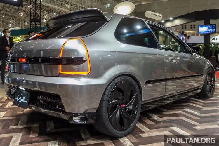 Chiếc Honda Civic Type R này đương nhiên đã được độ lại và đặt tên là Honda Civic Cyber Night Japan Cruiser 2020. Điều đặc biệt nằm ở chỗ, chiếc Honda Civic Type R đời cũ này không giữ lại thiết kế nguyên bản. Thay vào đó, hãng Honda đã thay đổi thiết kế của chiếc Civic Type R đời 1997 sao cho phù hợp với năm 2020.