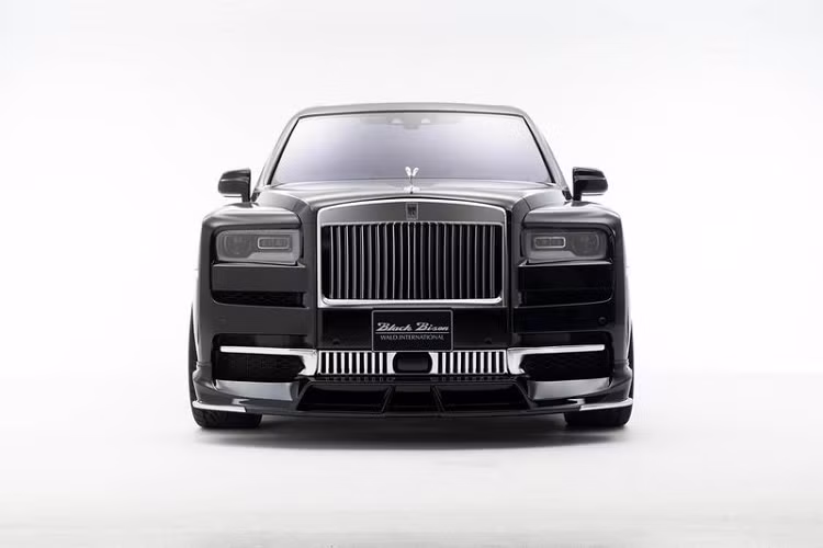 Đầu tiên, phần lưới tản nhiệt bên dưới của chiếc SUV siêu sang đã được thay bằng những thanh dọc mạ crôm giống tấm lưới chính, cản trước cũng được làm thể thao hơn với sự có mặt của đường viền crôm.