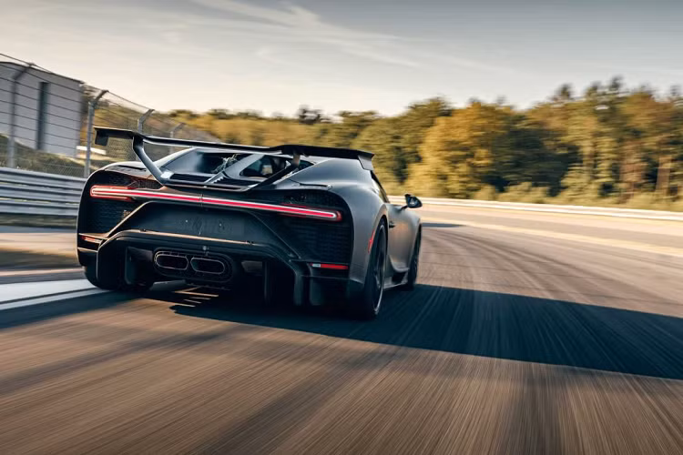 Đối với Bugatti, Chiron Pur Sport là một chương mới của hãng. Đây là chiếc xe đầu tiên mà của hãng mà sẽ mang lại cảm giác phấn khích và nguy hiểm cho người lái mỗi khi sử dụng trên đường đua.