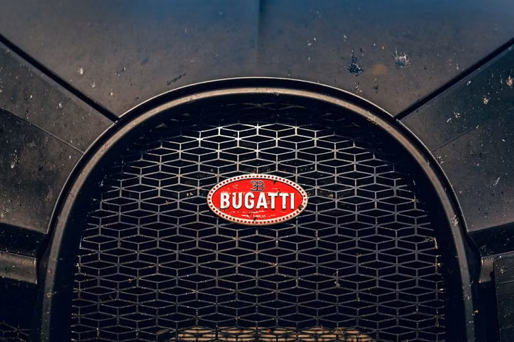 Với Bugatti Chiron Pur Sport, hãng muốn cho thế giới thấy được họ không chỉ có thể tạo những chiếc xe có tốc độ nhanh nhất mà còn có thể tạo ra những chiếc xe có tốc độ trên đường đua. Sau đợt cách ly dài ngày, mới đây, hãng siêu xe đến từ Pháp đã mang Chiron Pur Sport trở lại với đường đua để có thể tiếp tục tinh chỉnh chiếc xe này một cách chuyên sâu hơn.