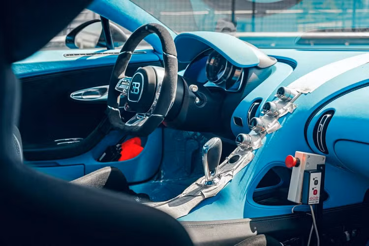 Trong ba ngày liên tiếp, 8 kỹ sư của Bugati đã thử nghiệm chiếc xe này vòng quanh đường đua Bilster Berg. Khung gầm mới của Chiron Pur Sport được tinh chỉnh trong khi chế độ Sport+ mới giúp chiếc xe ít bị trượt ngang hơn khi vào cua ở tốc độ cao, điều mà gần như không một chiếc Bugatti nào khác có được.