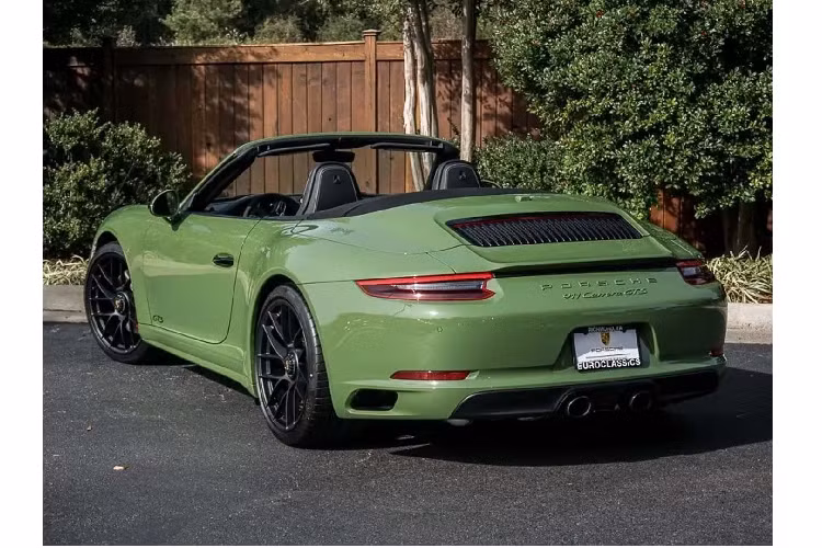 Ngoài ra, phiên bản Porsche 911 Carrera màu độc này còn được trang bị gói nâng cấp Premium Plus với ghế chỉnh điện 18 hướng tích hợp tính năng nhớ vị trí, vô lăng đa chức năng với chức năng sưởi tay, hệ thống âm thanh cao cấp loa Bose, ốp gương bên bằng sợi carbon và đèn pha LED với hệ thống Porsche Dynamic Light System Plus (PDLS +).