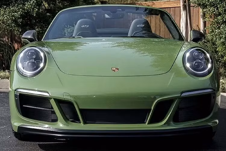 Tại Việt Nam, giá xe Porsche 911 Carrera GTS phiên bản tiêu chuẩn là 6,73 tỷ đồng và phiên bản 911 Carrera Cabriolet là 7,57 tỷ đồng