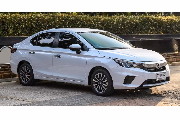 Là phiên bản hiệu suất, kích thước của Honda City 1.0L Turbo RS cũng được thay đổi theo hướng thể thao hơn. Xe có kích thước dài x rộng x cao lần lượt là 4.553 x 1.748 x 1.467 mm. So với thế hệ cũ, mẫu sedan hạng B được kéo dài thêm 113 mm, rộng hơn 53 mm nhưng chiều cao thấp hơn 10 mm.