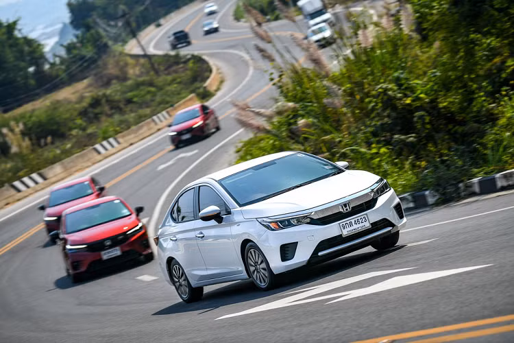 Hệ thống treo của xe vẫn được thiết lập như thế cũ với thanh chống MacPherson phía trước, trong khi phía sau sử dụng hệ thống treo dằm xoắn. Hệ thống phanh trên Honda City 1.0L Turbo RS cũng là phanh đĩa phía trước và tang trống phía sau.