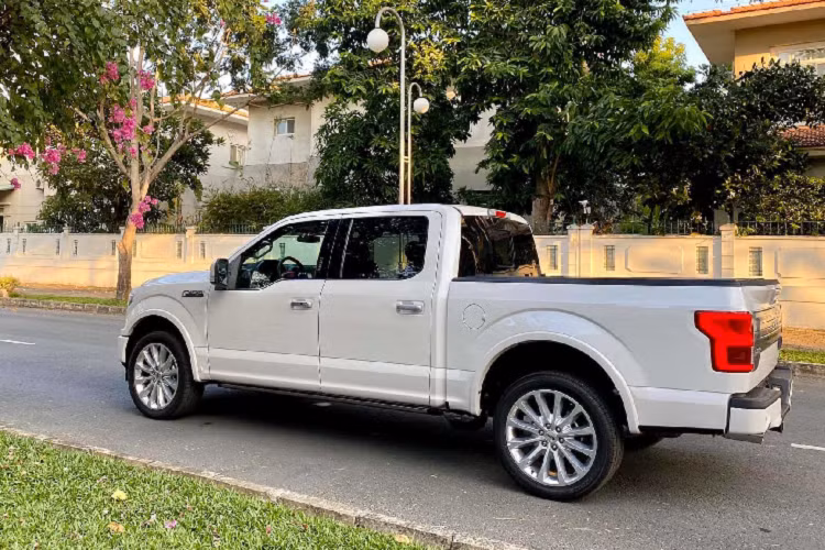 Chiếc Ford F-150 Limited 2020 mới nhập tư này là một ví dụ, mẫu xe này có giá bán hơn 4 tỷ đồng tại Việt Nam, số tiền đủ để sở hữu một chiếc SUV hay sedan hạng sang. Xe sở hữu ngoại thất màu trắng, nội thất bọc da nâu và thuộc phiên bản cao cấp. Khác với F-150 Raptor có vẻ ngoài hấm hố, hướng đến anh em chơi xe thì F-150 Limited dành cho người thích sự thanh lịch, nhẹ nhàng hơn.