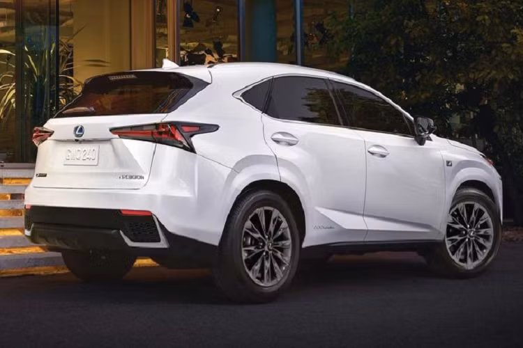 Giá xe Lexus NX 300h F Sport Black Line Special Edition 2021 bán ra từ 46.810 USD (tương đương 1,084 tỷ đồng), xe sẽ được sản xuất giới hạn 1.000 chiếc và bắt đầu lên dây chuyền sản xuất trong 3 tháng tới.